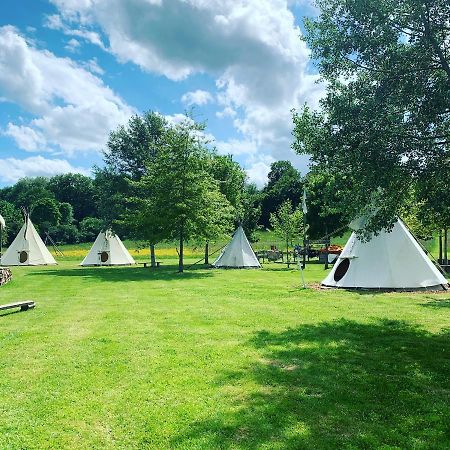 布吕隆 Les Tipis Du Bonheur De Vivre酒店 外观 照片