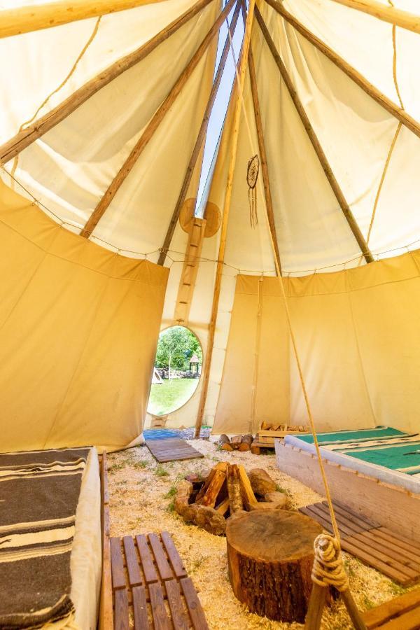 布吕隆 Les Tipis Du Bonheur De Vivre酒店 外观 照片
