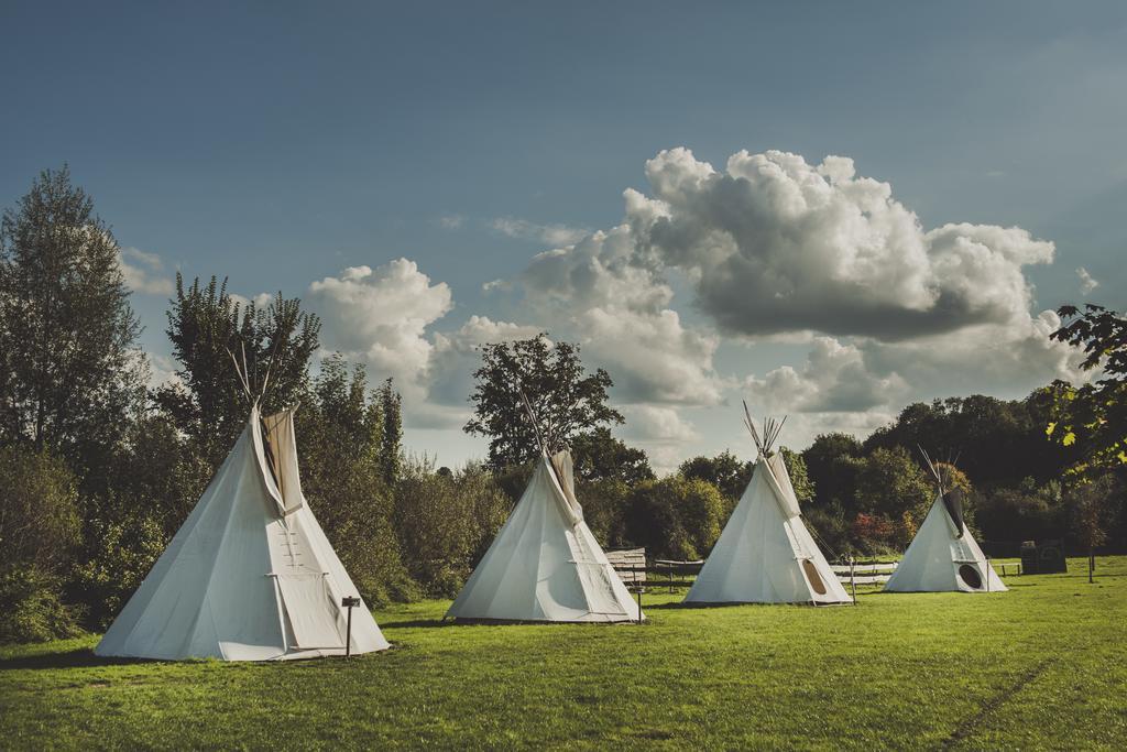 布吕隆 Les Tipis Du Bonheur De Vivre酒店 外观 照片