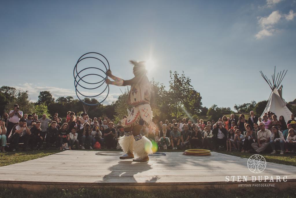 布吕隆 Les Tipis Du Bonheur De Vivre酒店 外观 照片