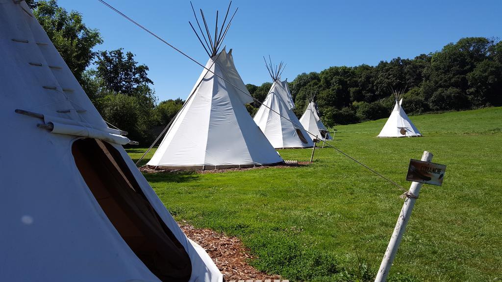 布吕隆 Les Tipis Du Bonheur De Vivre酒店 外观 照片