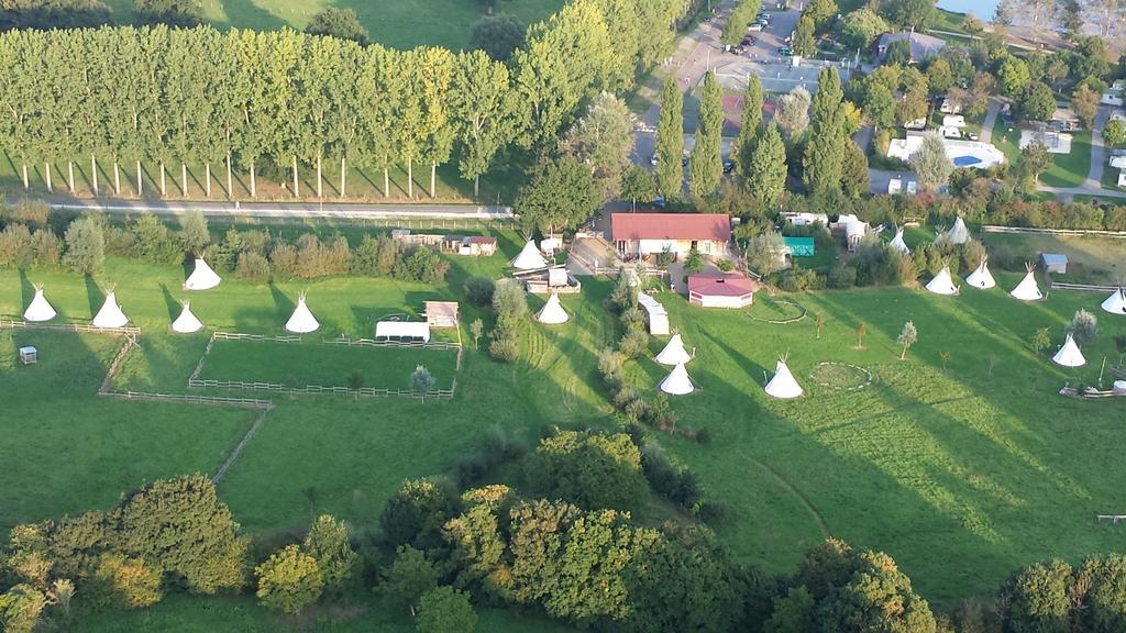 布吕隆 Les Tipis Du Bonheur De Vivre酒店 外观 照片